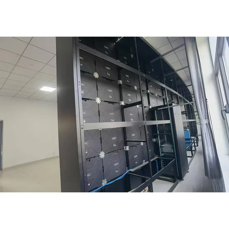 Мобилен шкаф с извит LED екран